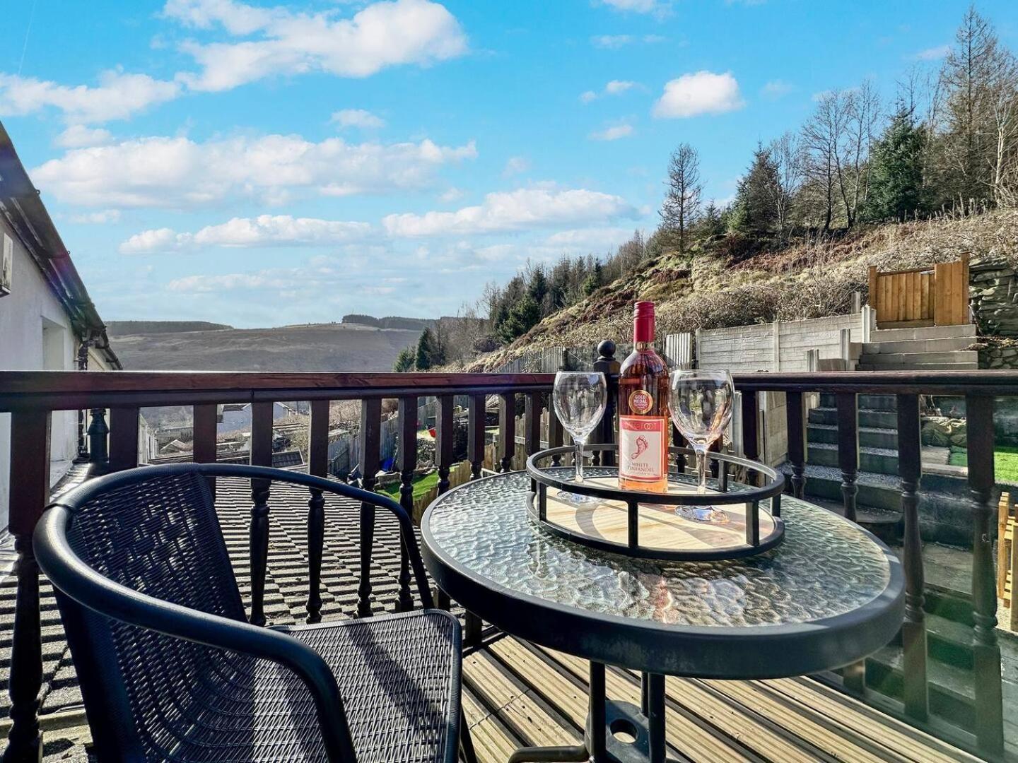 3 Bed Home In Tonypandy With Balcony View Room Llwynypia Екстериор снимка