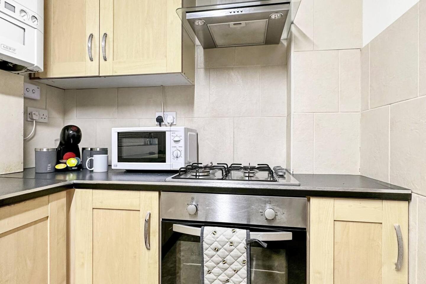 3 Bed Home In Tonypandy With Balcony View Room Llwynypia Екстериор снимка