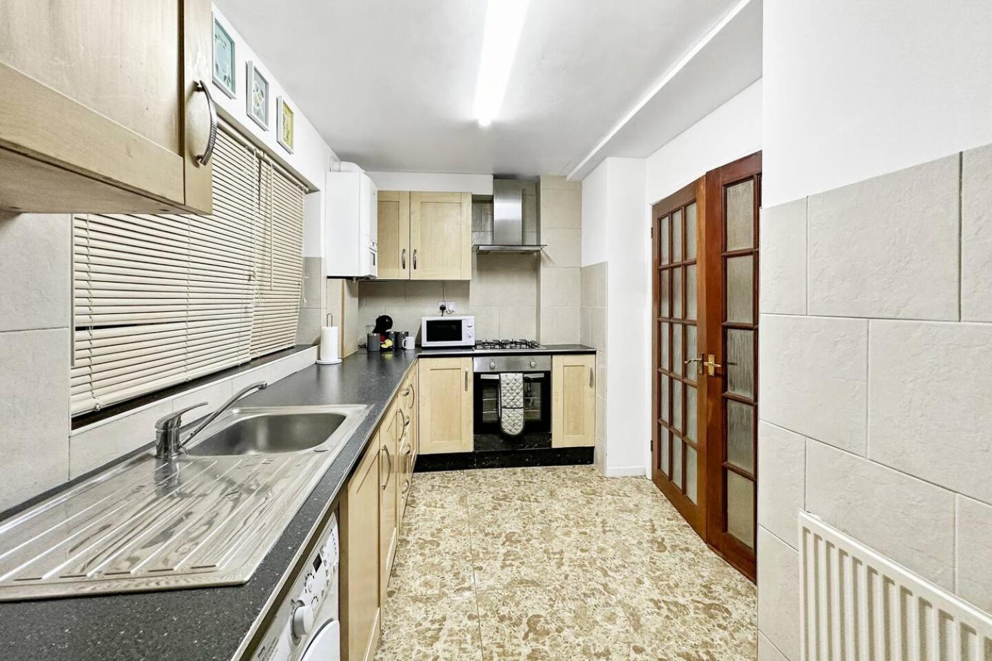 3 Bed Home In Tonypandy With Balcony View Room Llwynypia Екстериор снимка