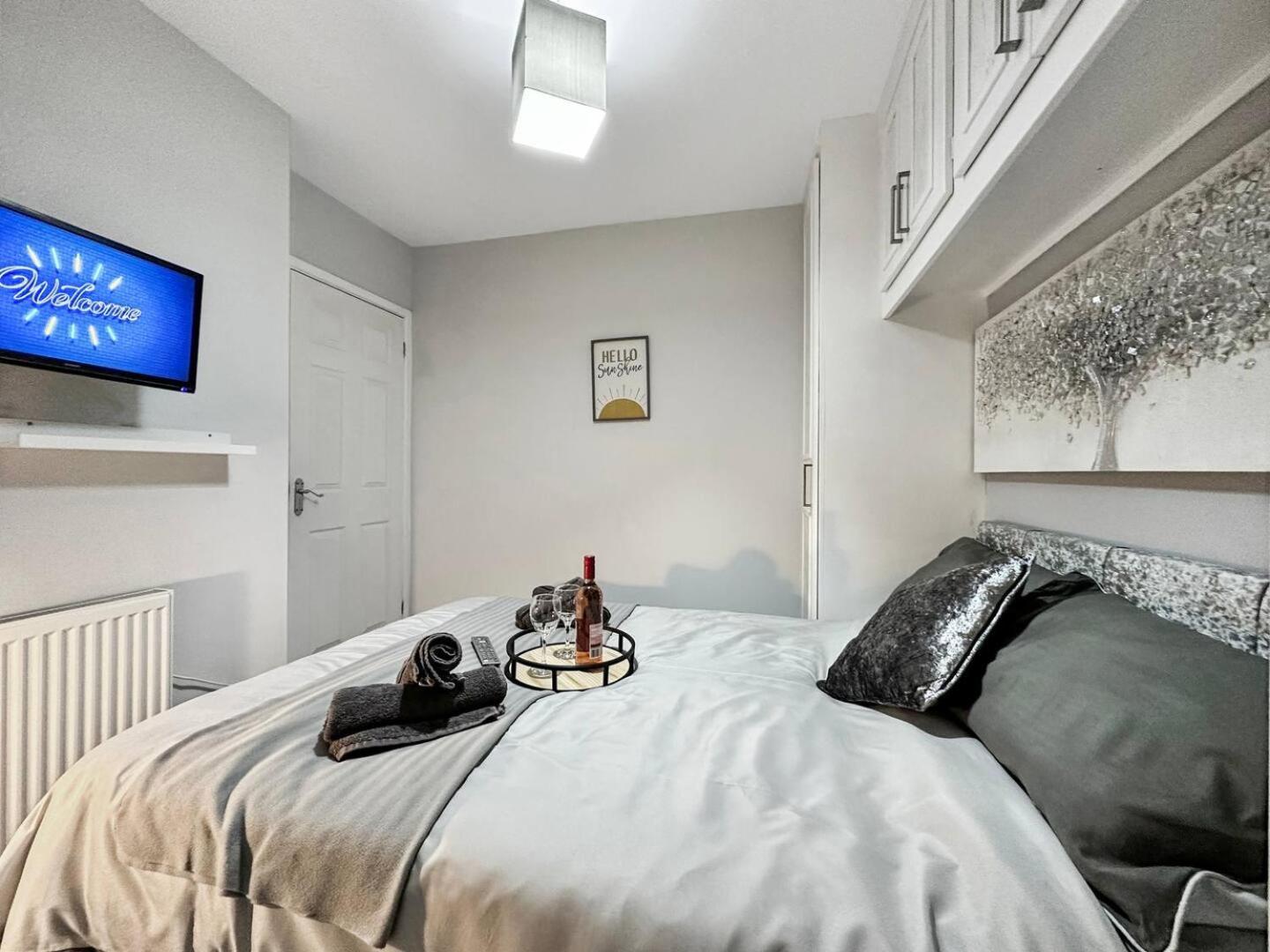 3 Bed Home In Tonypandy With Balcony View Room Llwynypia Екстериор снимка