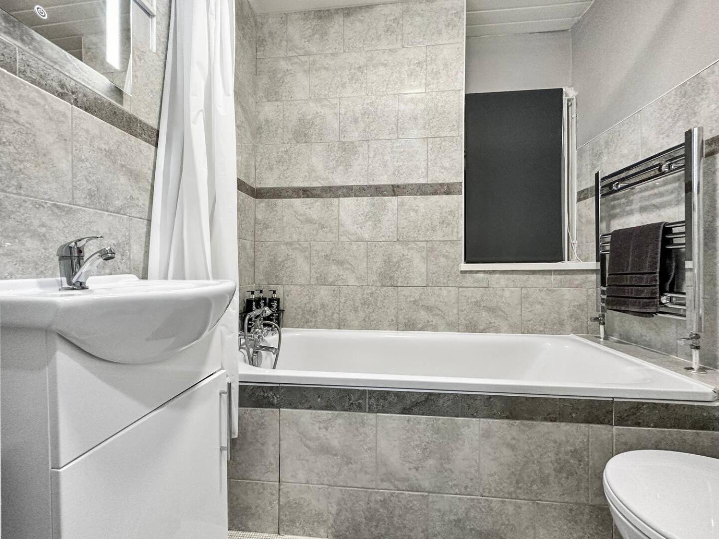 3 Bed Home In Tonypandy With Balcony View Room Llwynypia Екстериор снимка