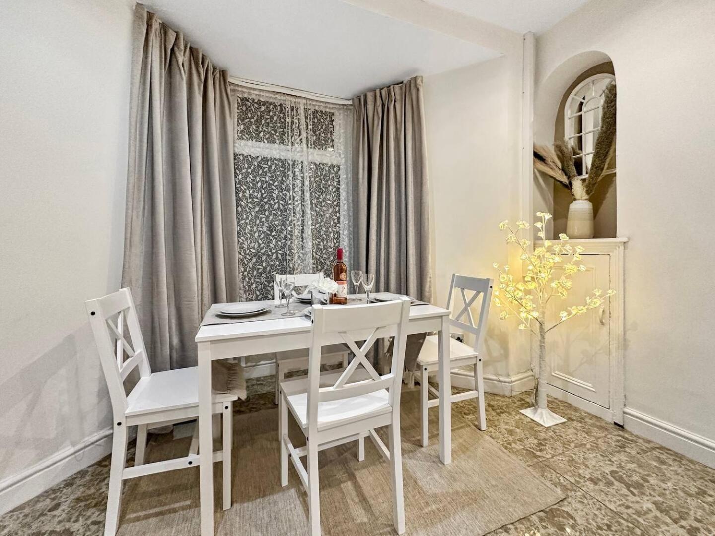 3 Bed Home In Tonypandy With Balcony View Room Llwynypia Екстериор снимка
