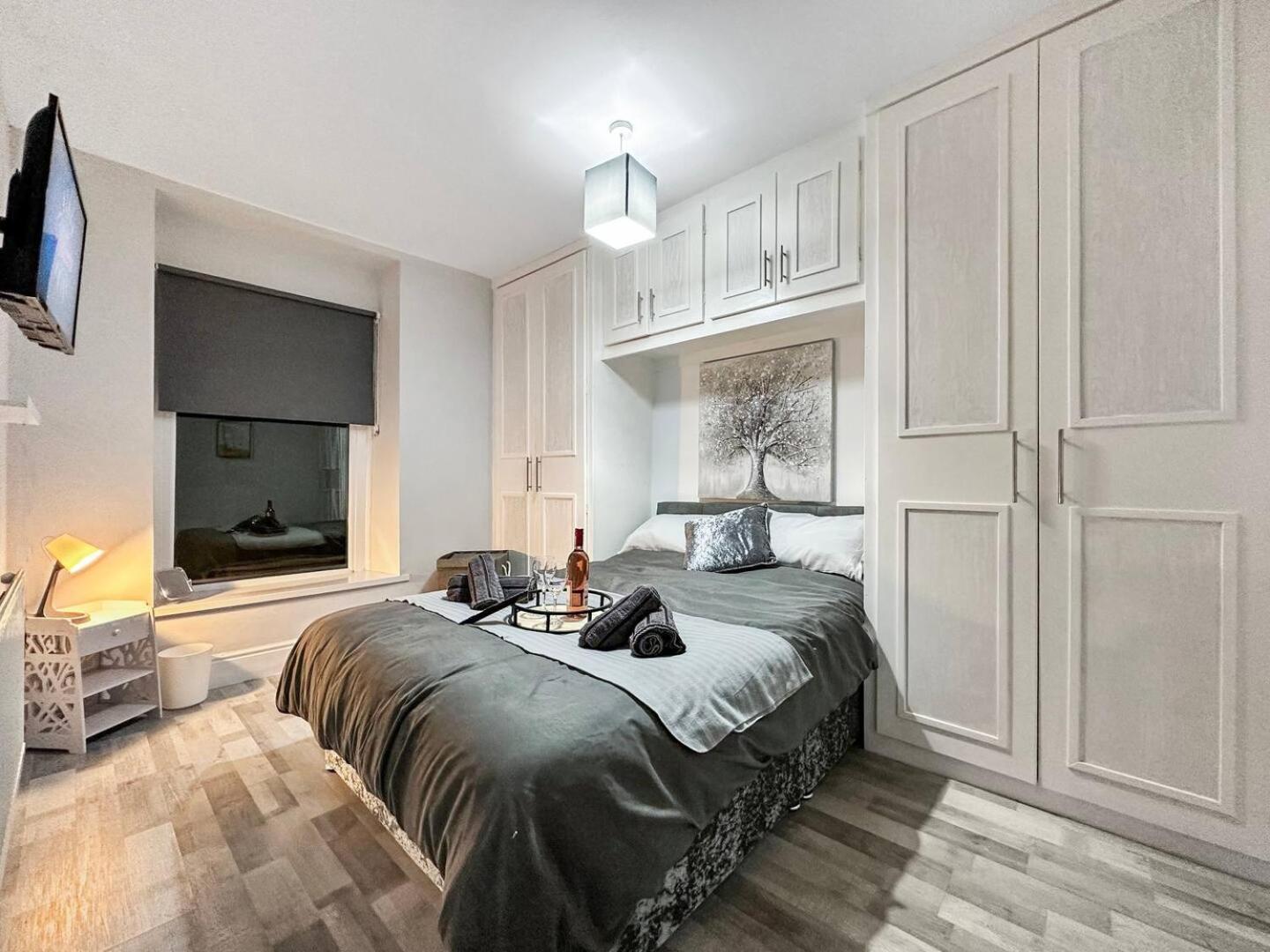 3 Bed Home In Tonypandy With Balcony View Room Llwynypia Екстериор снимка