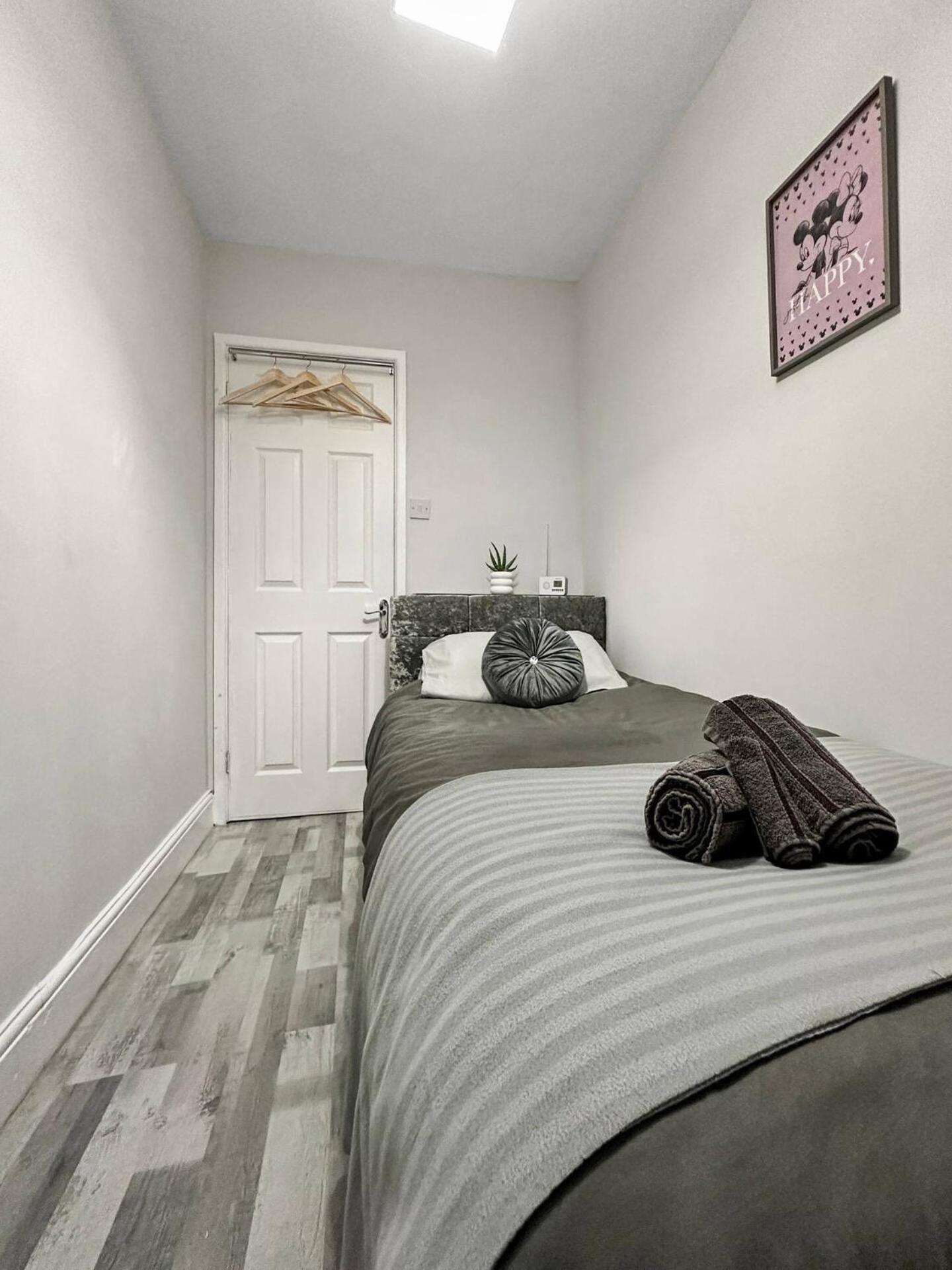 3 Bed Home In Tonypandy With Balcony View Room Llwynypia Екстериор снимка
