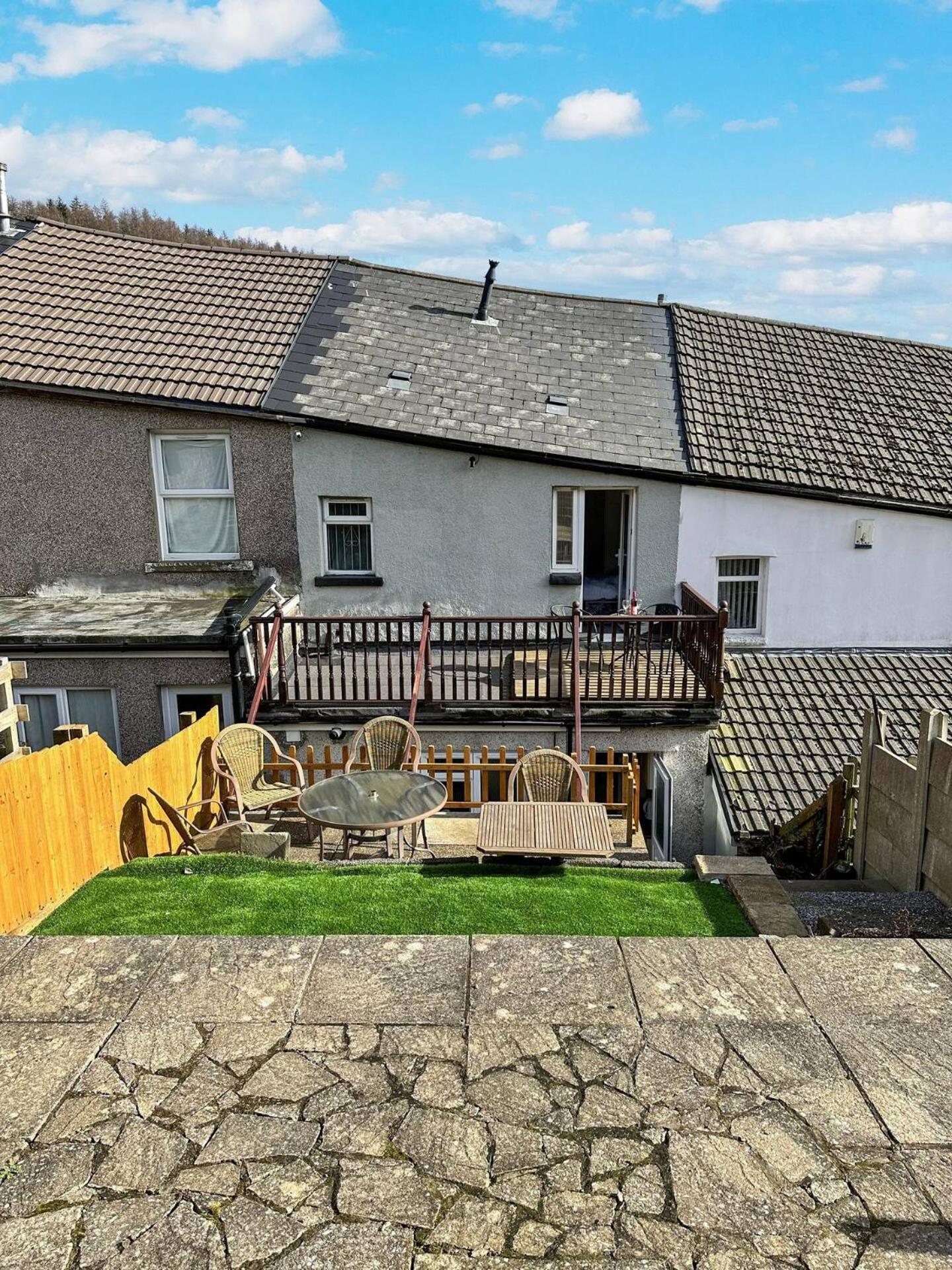3 Bed Home In Tonypandy With Balcony View Room Llwynypia Екстериор снимка