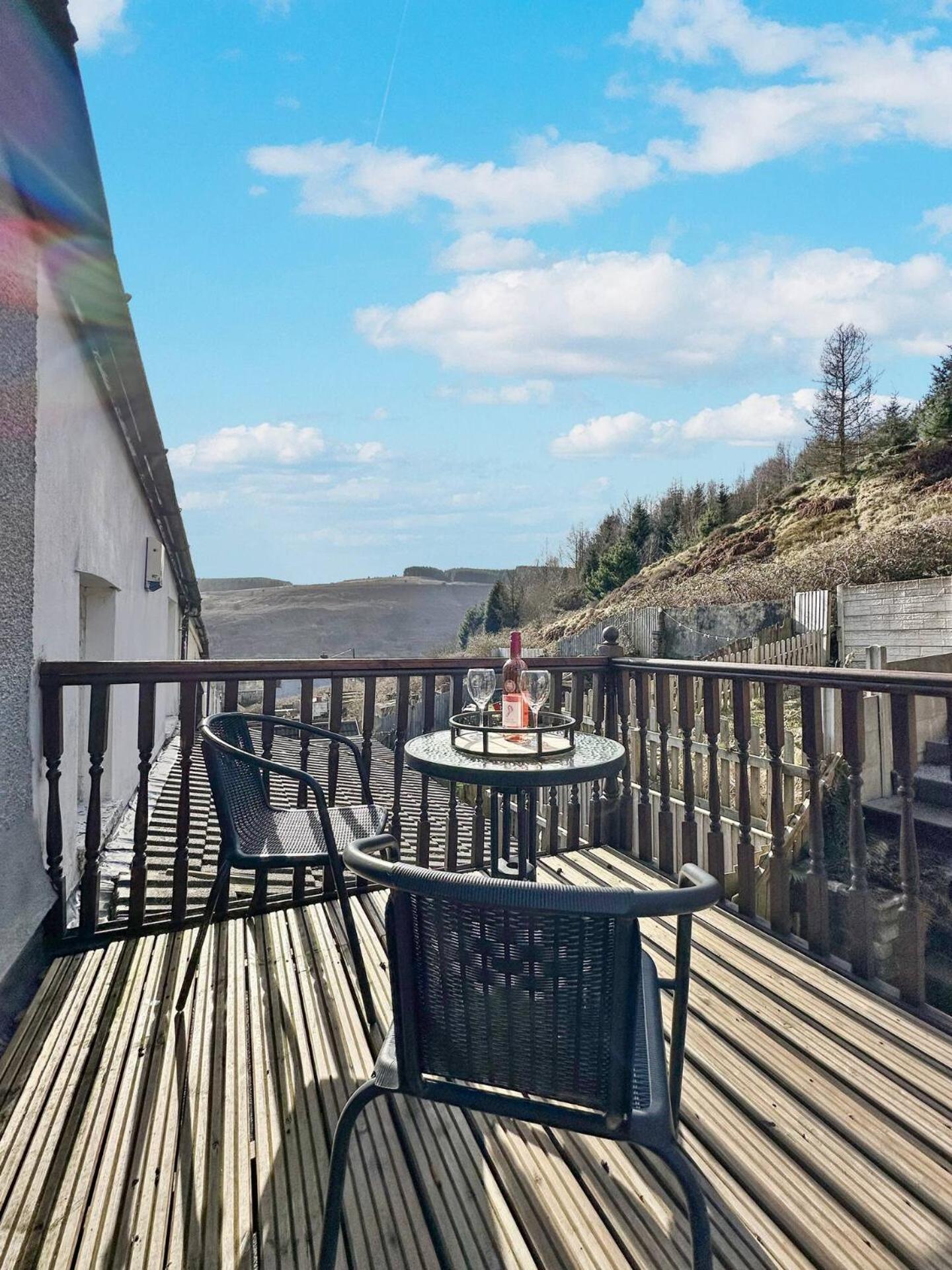 3 Bed Home In Tonypandy With Balcony View Room Llwynypia Екстериор снимка